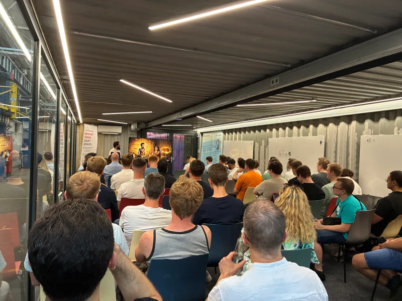 Open-Source-Schulung von Zelos vor Publikum bei HIVE Göppingen