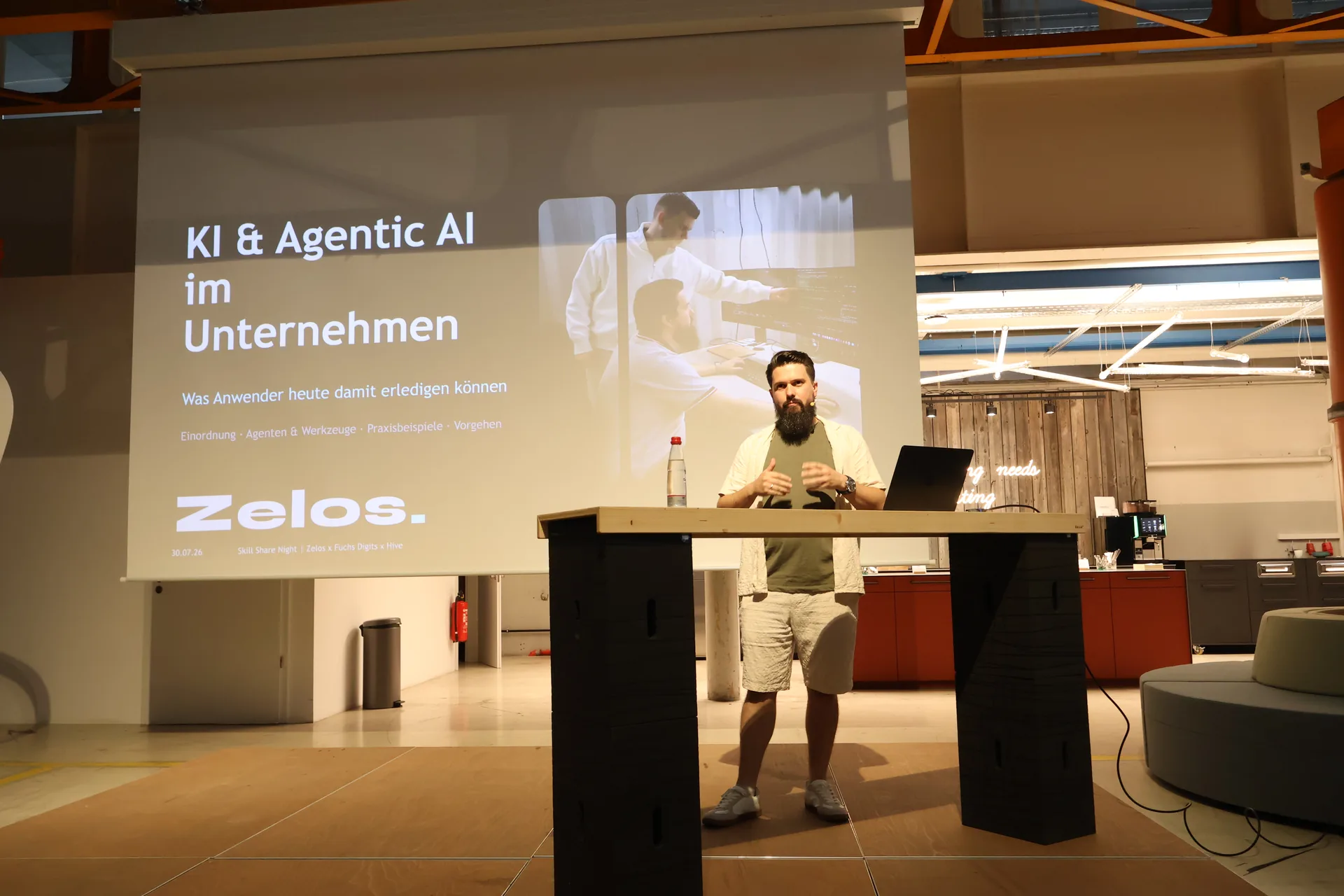 Benjamin über „KI & Agentic AI im Unternehmen“ bei der Skill Share Night im HIVE